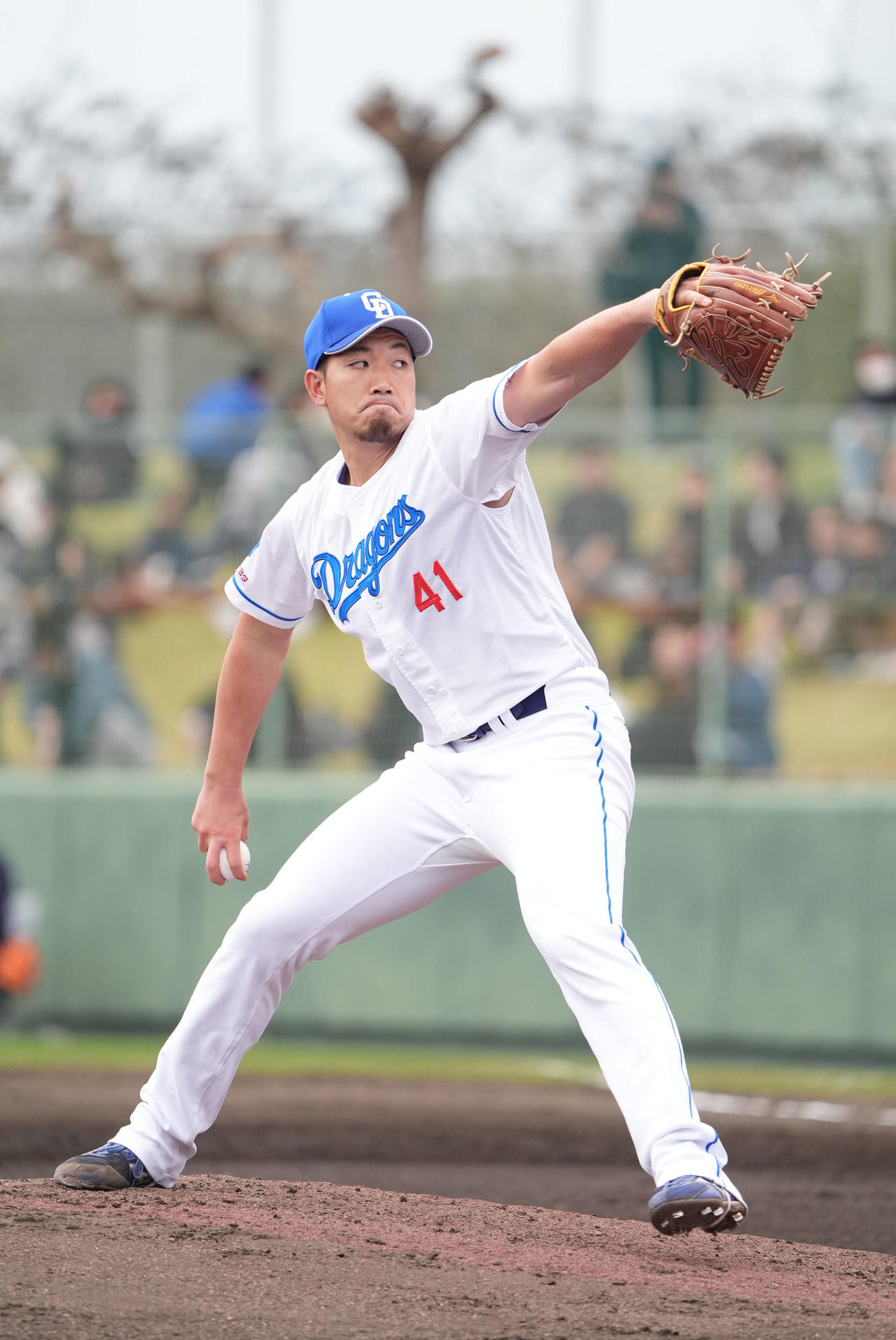 中日対DeNA 8回表、中日4番手で登板する勝野（撮影・森本幸一）
