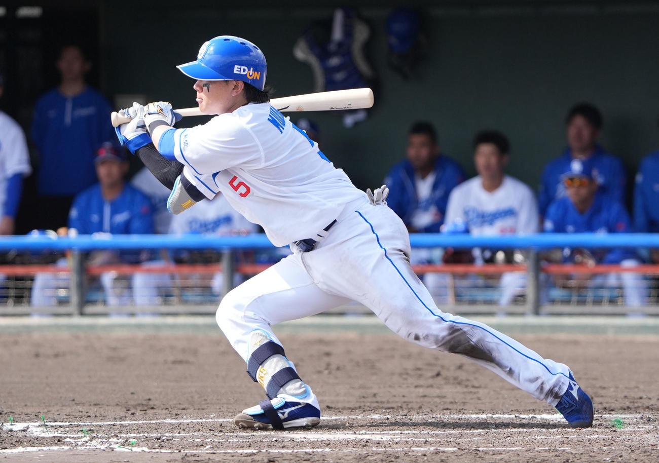 中日対DeNA 3回裏中日無死一塁、右前打を放つ村松（撮影・森本幸一）