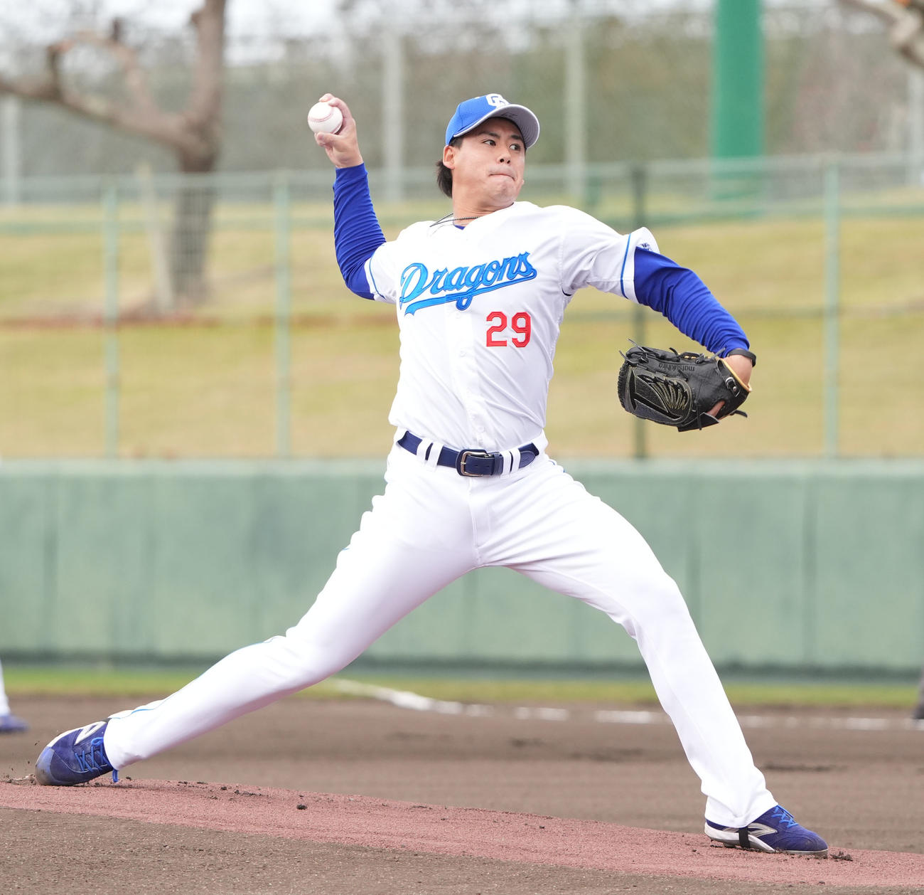 中日対DeNA 1回表、登板する中日先発の松木平（撮影・森本幸一）