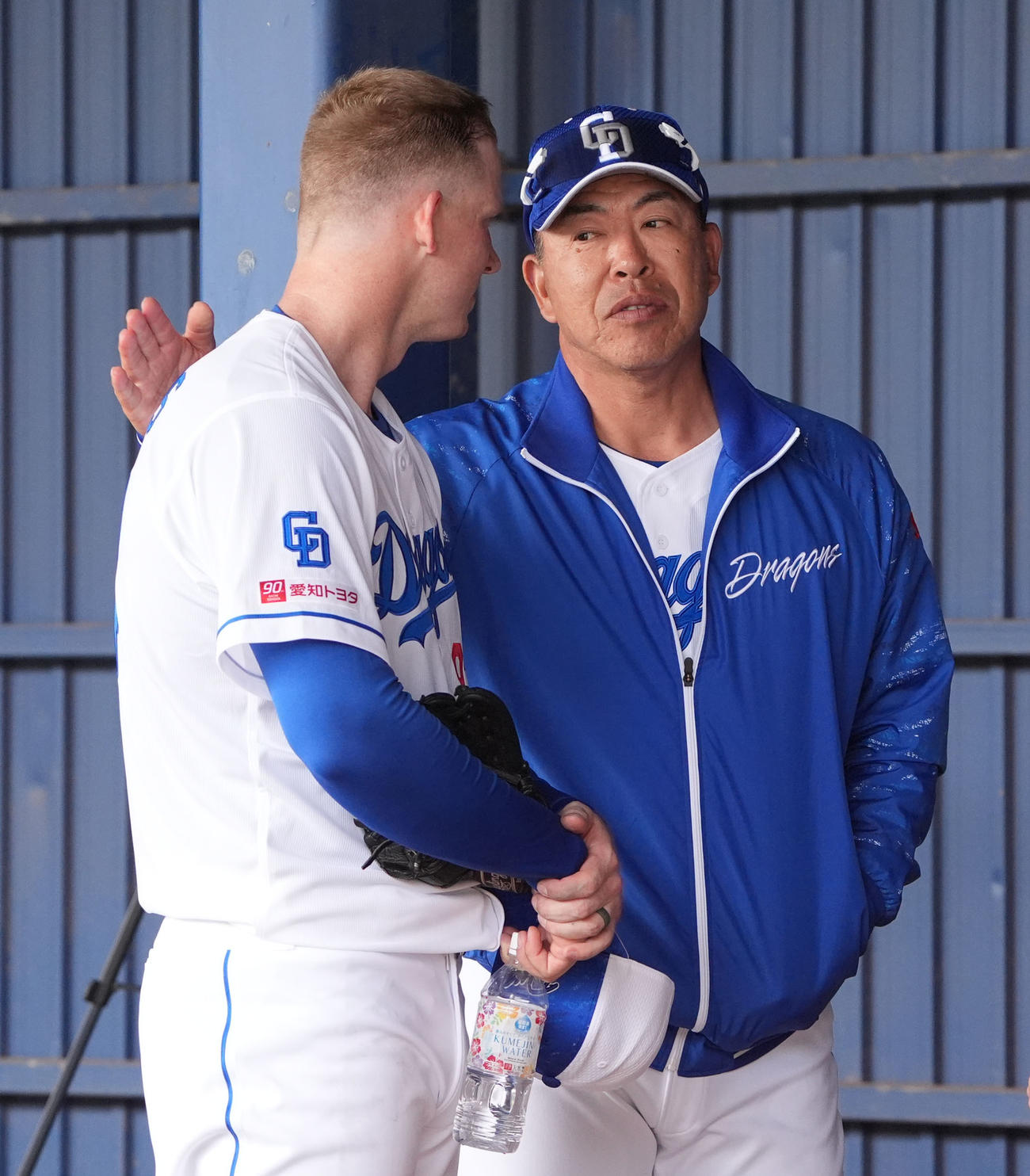 投球練習後、ウォルターズと言葉を交わす井上監督（右）（撮影・森本幸一）