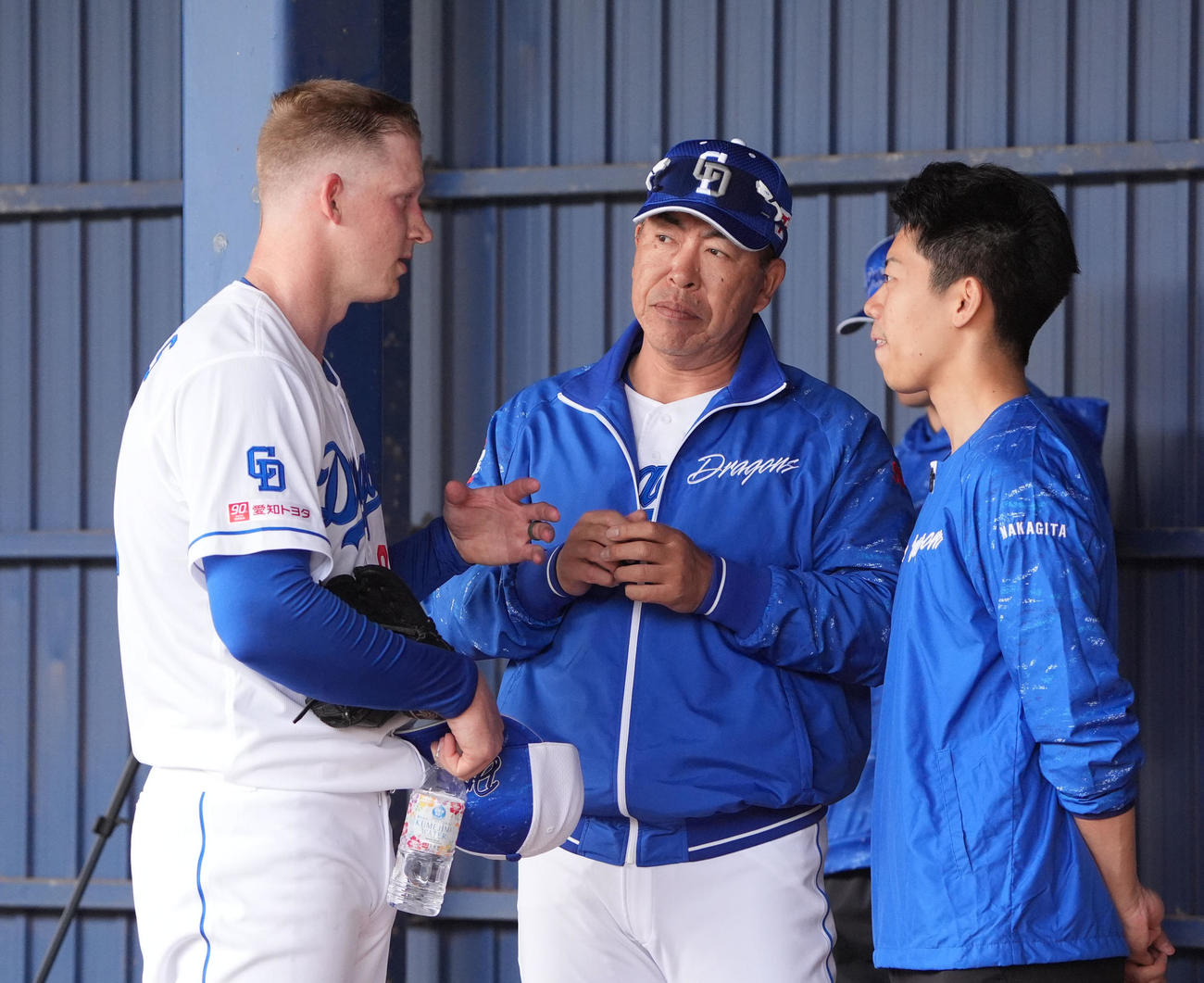 投球練習後、ウォルターズと言葉を交わす井上監督（中央）（撮影・森本幸一）