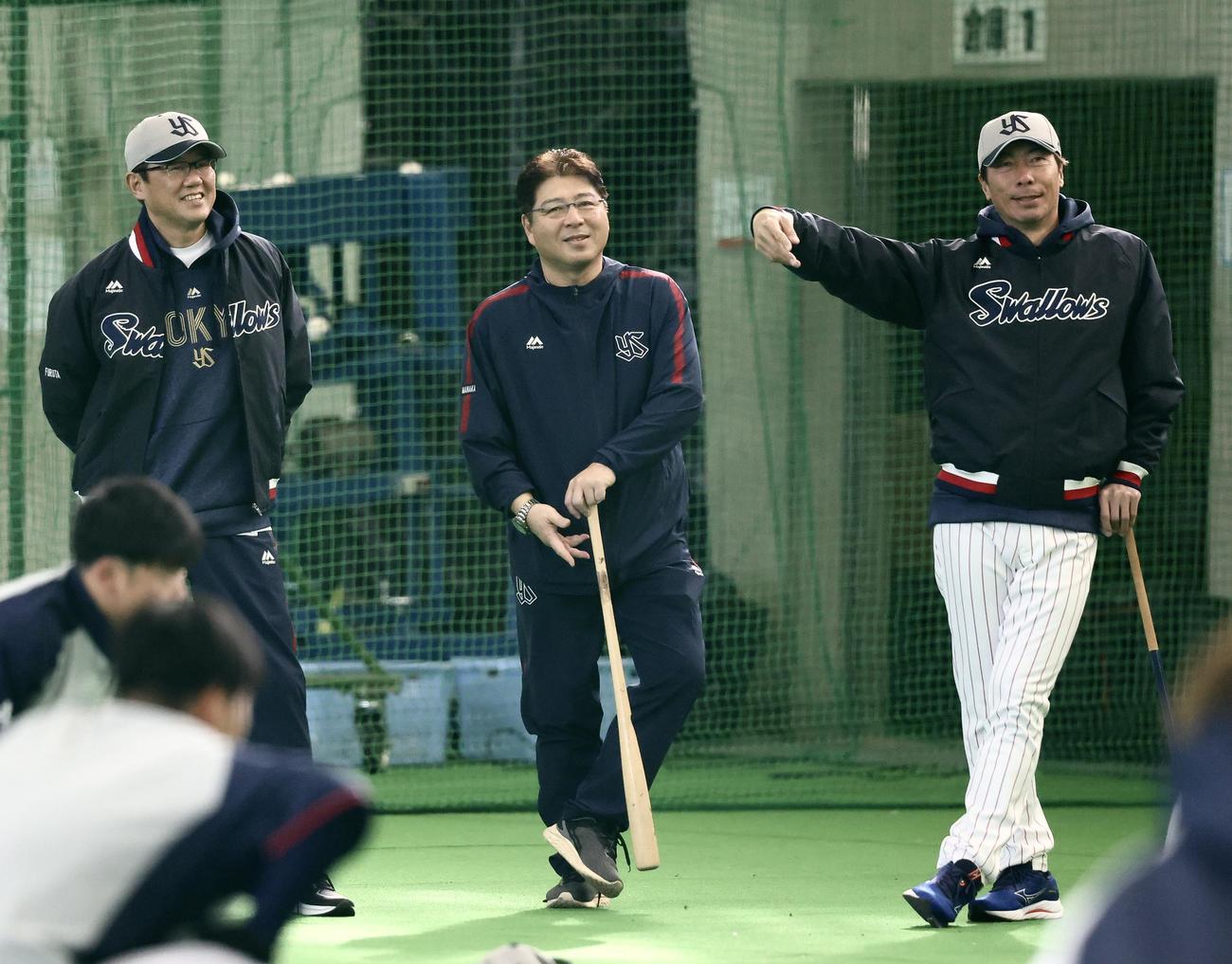言葉を交わす、左から古田氏、真中氏、ヤクルト高津監督（2025年2月4日撮影）