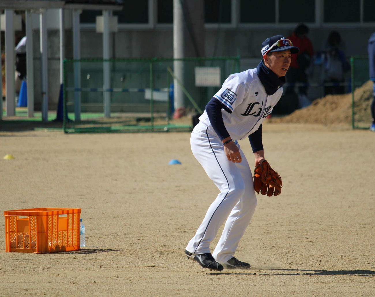 ノックを受ける西武ドラフト1位の斎藤（撮影・金子真仁）