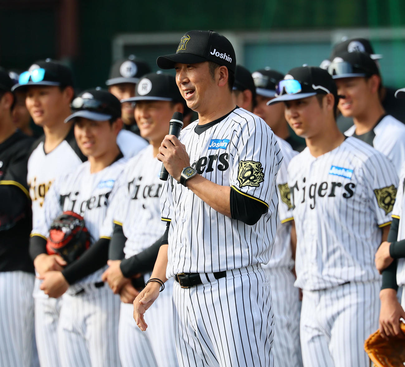 野球教室であいさつをする藤川監督（撮影・藤尾明華）