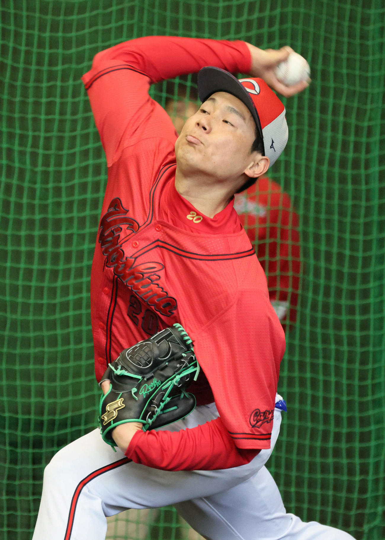 ブルペンで投げる広島栗林（撮影・加藤孝規）