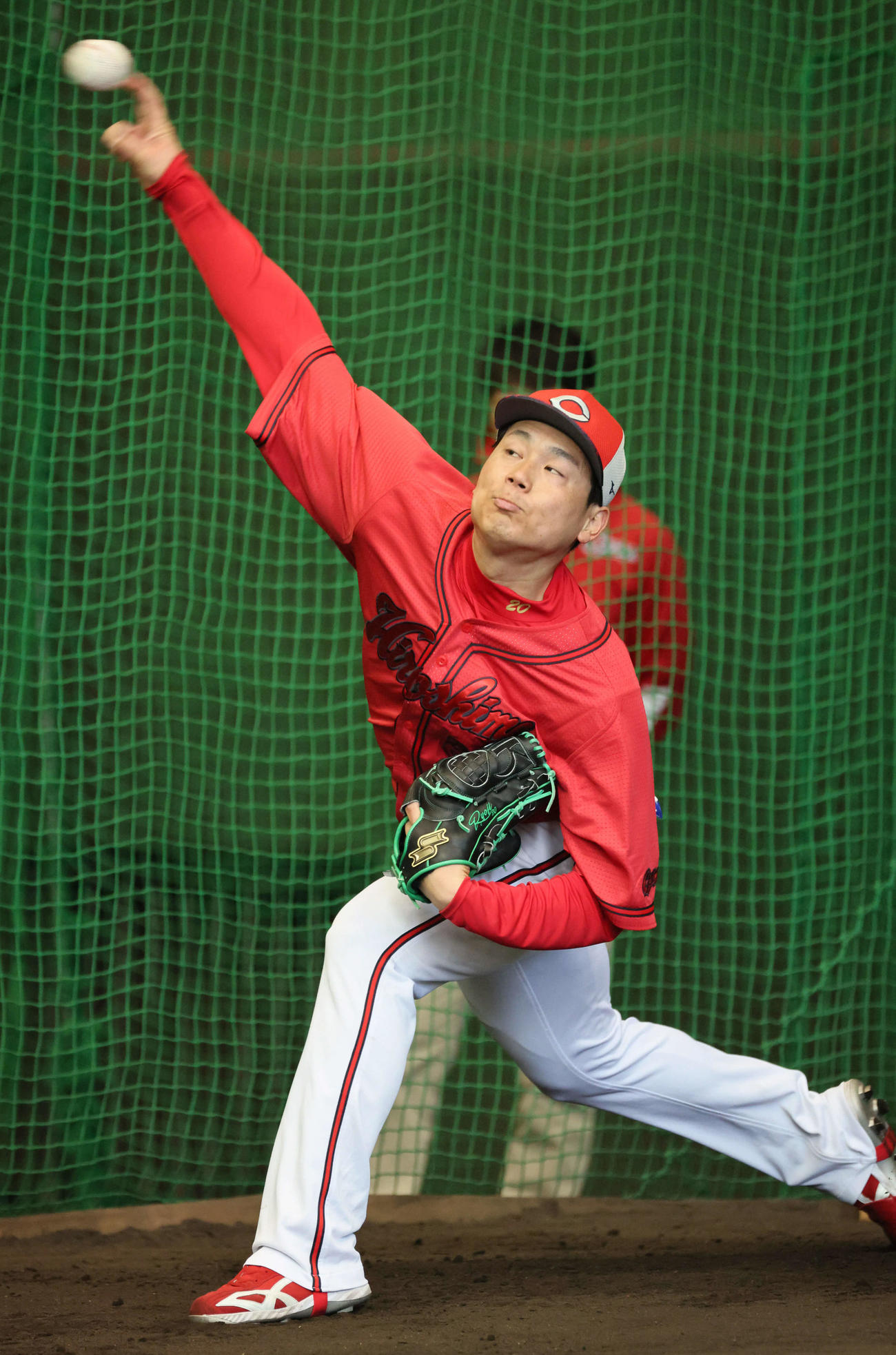 ブルペンで投げる広島栗林（撮影・加藤孝規）