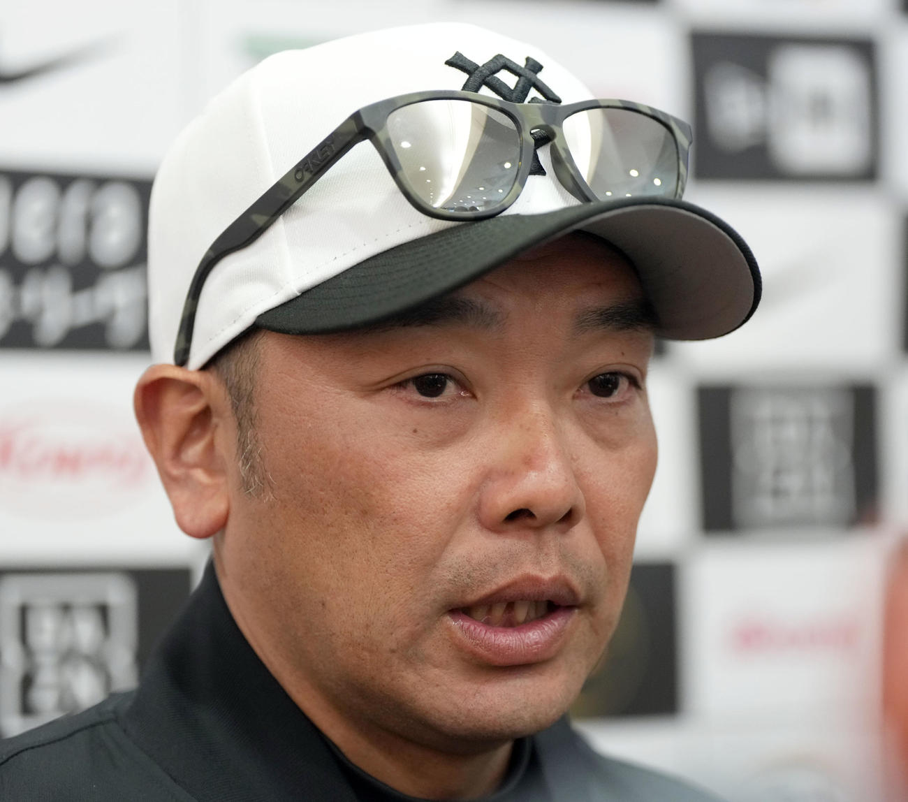 紅白戦を終え記者の質問に答える巨人阿部監督（撮影・たえ見朱実）