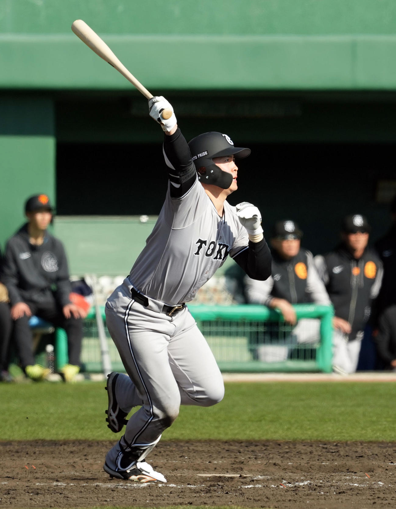 10回表紅組無死満塁、走者一掃の適時二塁打を放つ岡田（撮影・たえ見朱実）