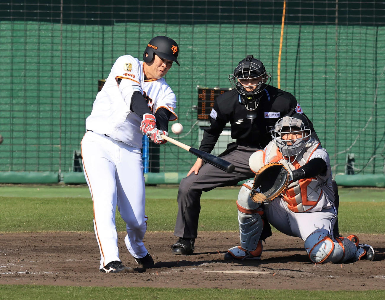 巨人紅白戦　9回裏白組1死一塁、荒巻は右翼失策を誘う打撃で出塁（撮影・浅見桂子）
