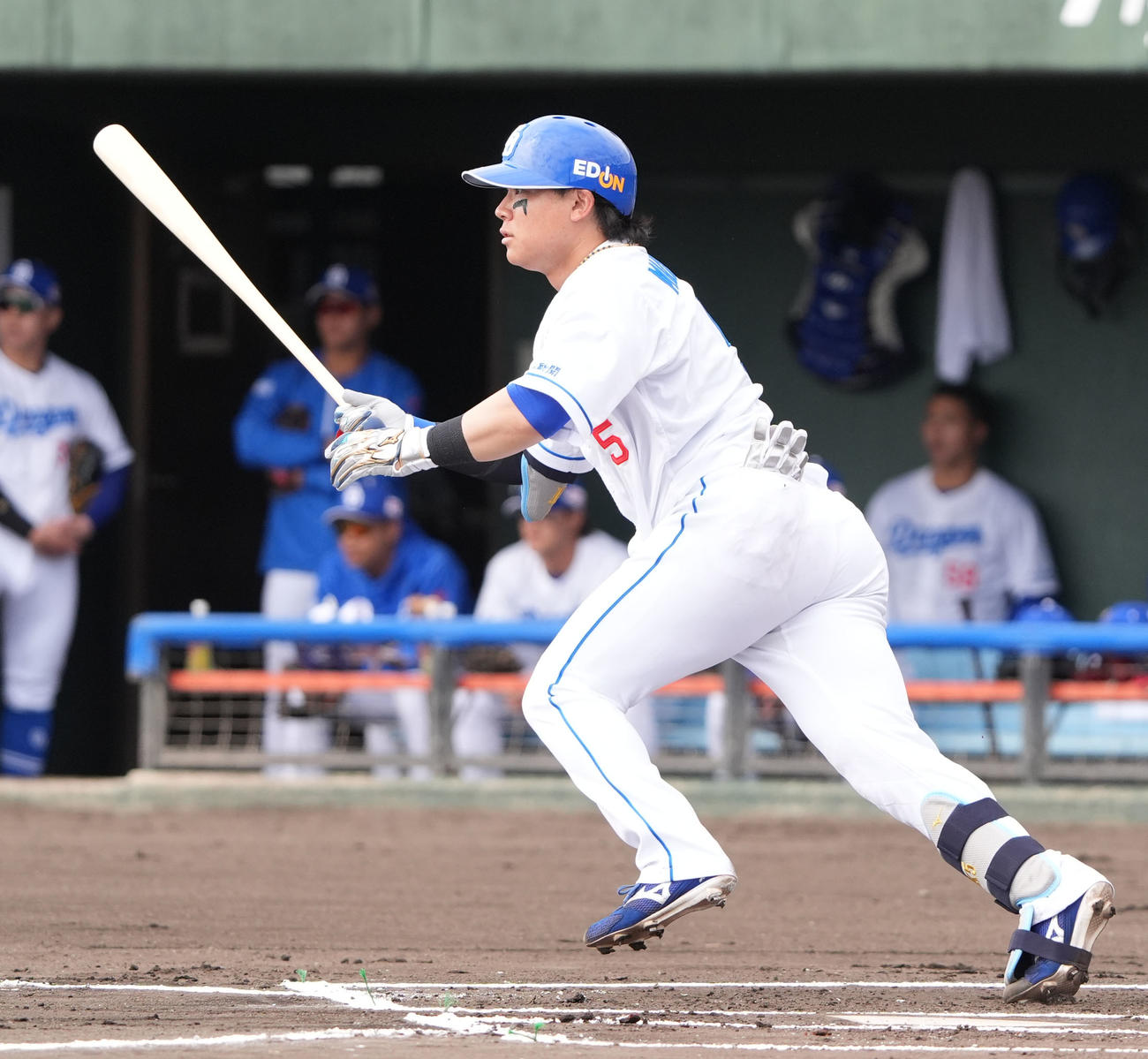 中日対DeNA 1回裏中日1死、中前打を放つ村松（撮影・森本幸一）