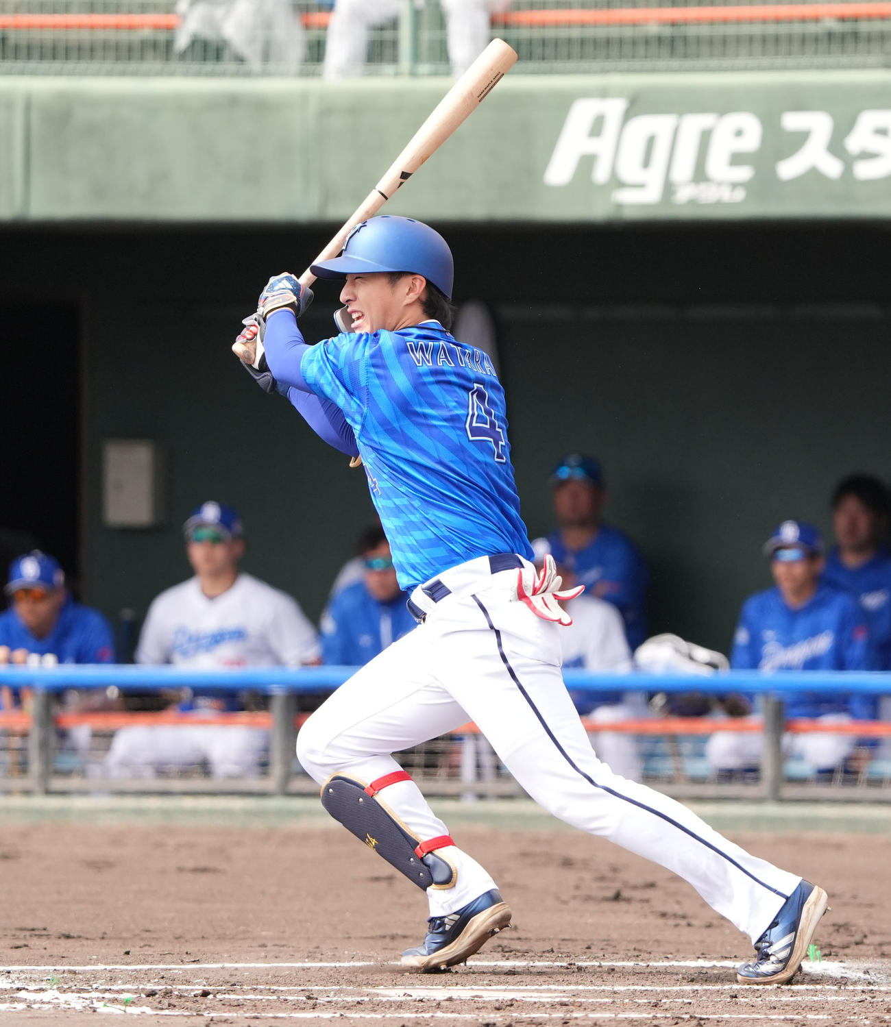 中日対DeNA 2回表1死一塁、中前打を放つDeNA度会（撮影・森本幸一）