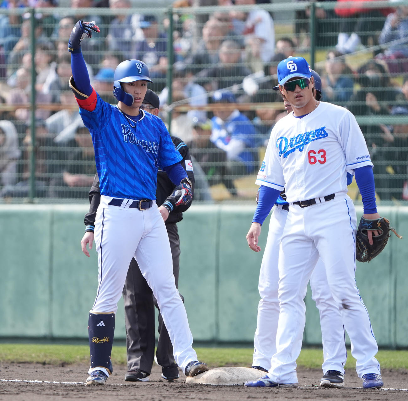 中日対DeNA 4回表無死、右前打を放ったDeNA度会（左）（撮影・森本幸一）