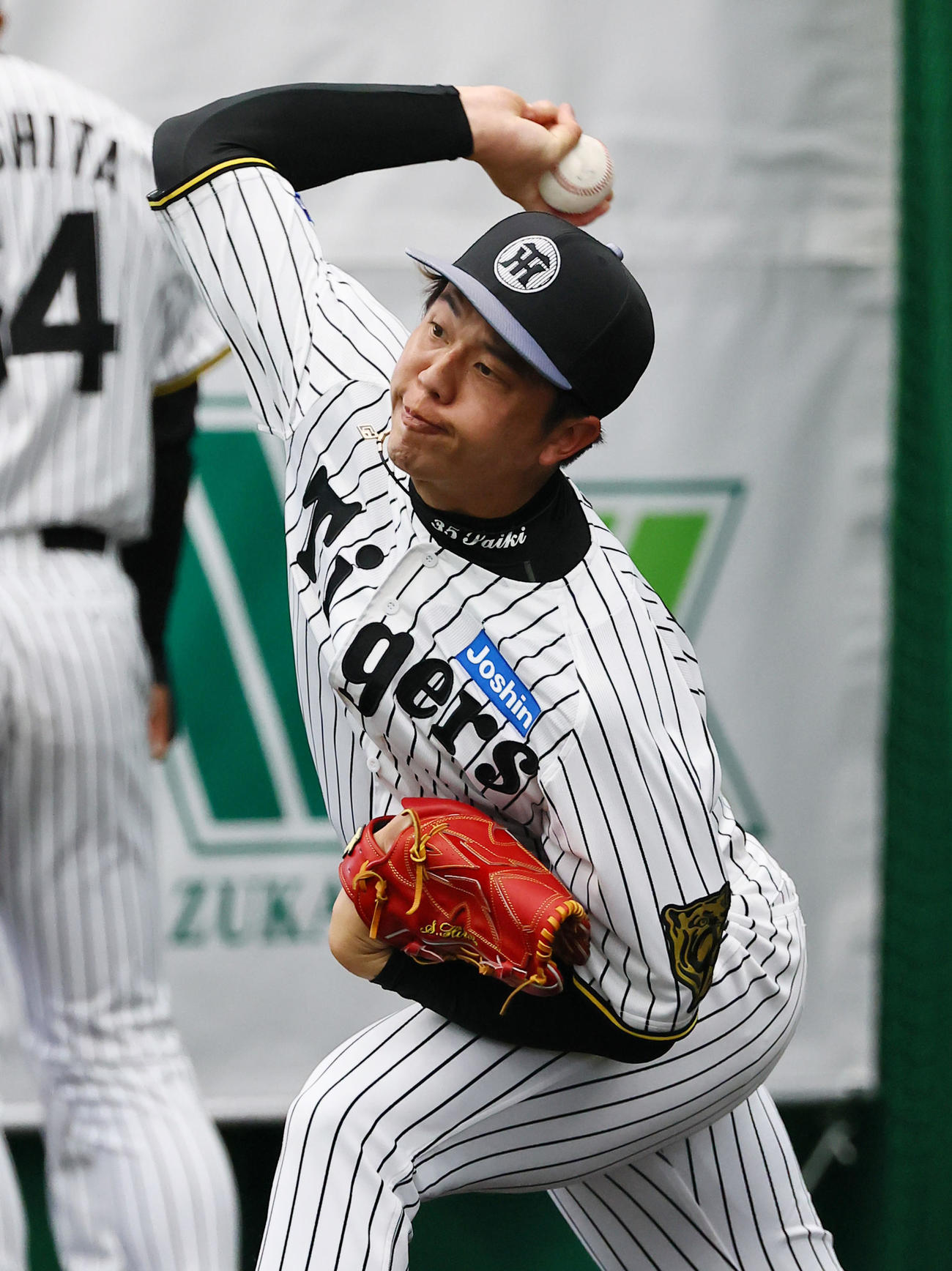 ブルペンで投球練習をする才木（撮影・藤尾明華）