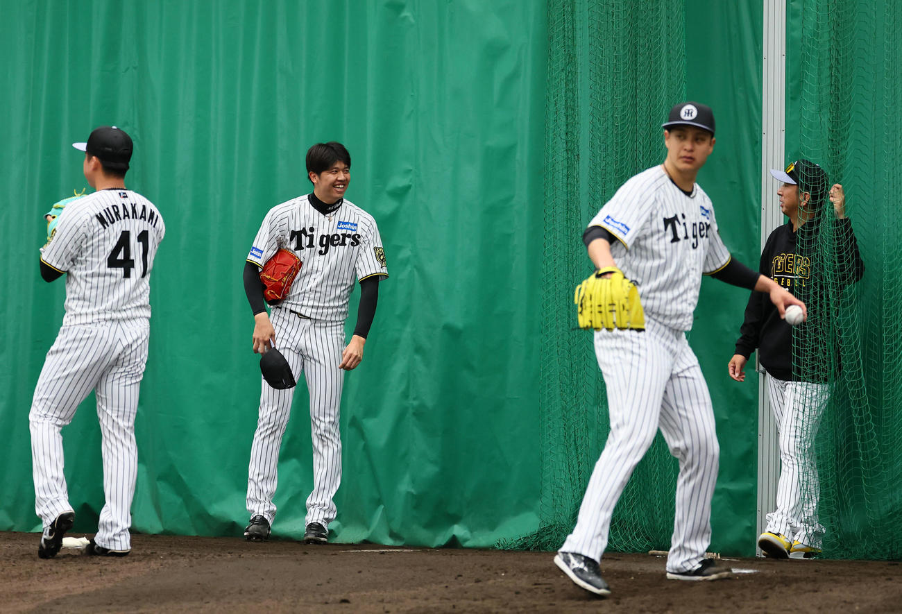 藤川監督（右端）と話しをする才木（左から2人目）。右から2人目は大竹（撮影・藤尾明華）
