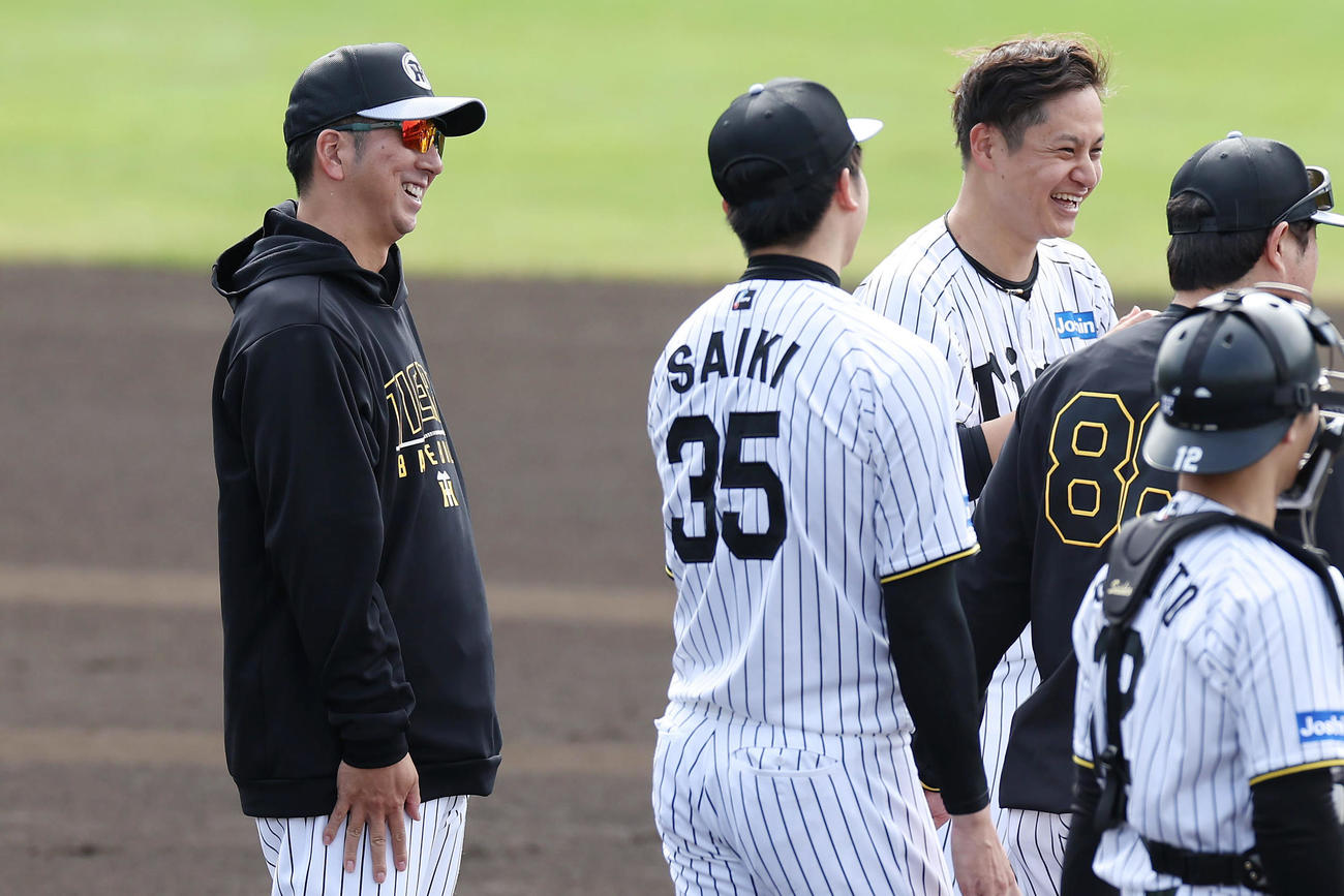 投内連係を終えた阪神才木（中央）と大竹（右）に声を掛ける藤川監督（撮影・前田充）