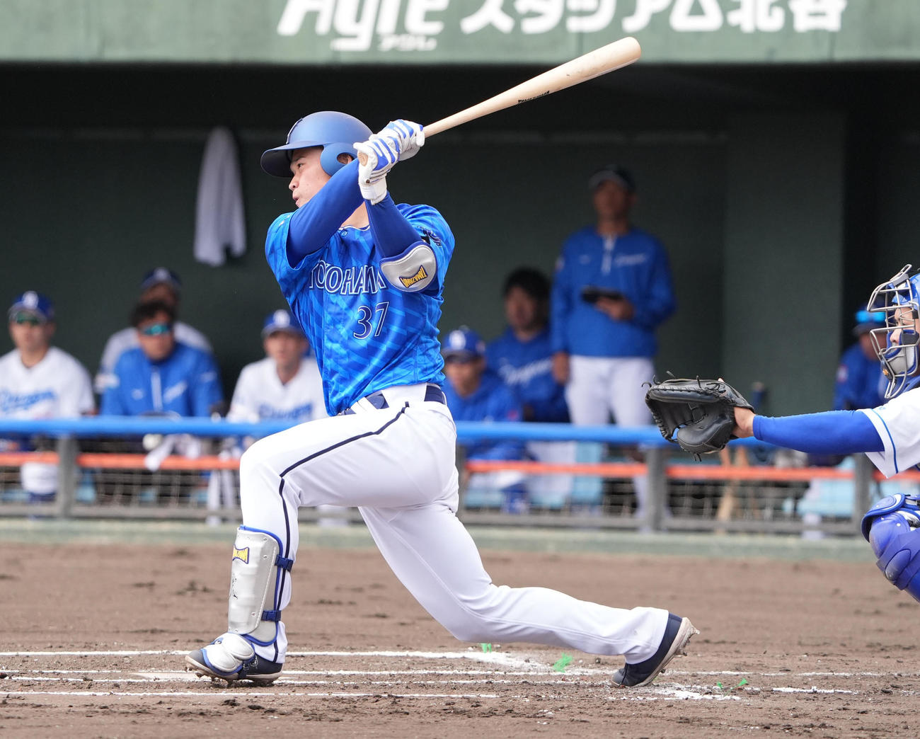 中日対DeNA 2回表DeNA無死、投手内野安打を放つ加藤（撮影・森本幸一）
