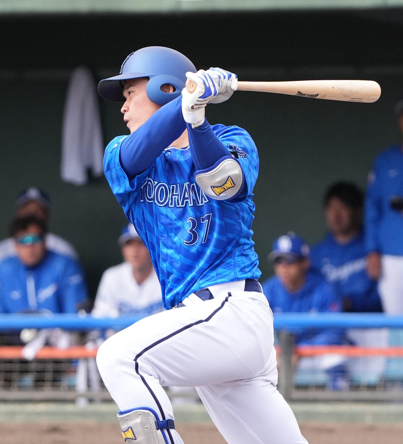 中日対DeNA 2回表DeNA無死、投手内野安打を放つ加藤（撮影・森本幸一）