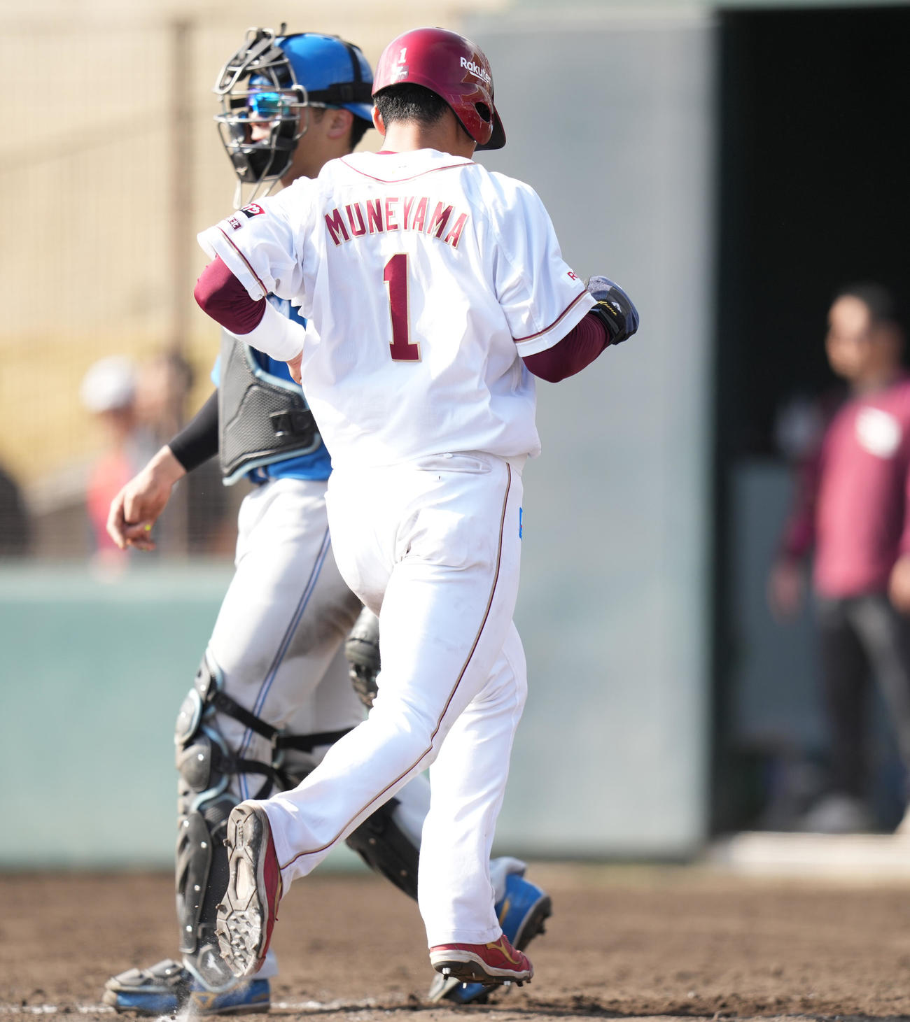 楽天対日本ハム　5回裏楽天1死一、三塁、田中和の右犠飛で生還する三塁走者宗山（撮影・鈴木みどり）