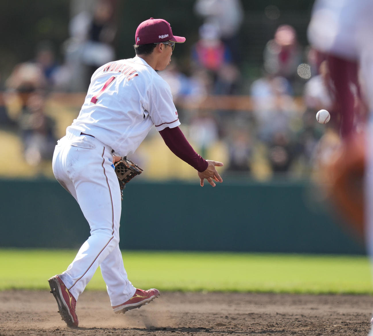 楽天対日本ハム　4回表日本ハム1死満塁、石井の打球をトスし、遊ゴロ併殺に仕留める遊撃手宗山（撮影・鈴木みどり）