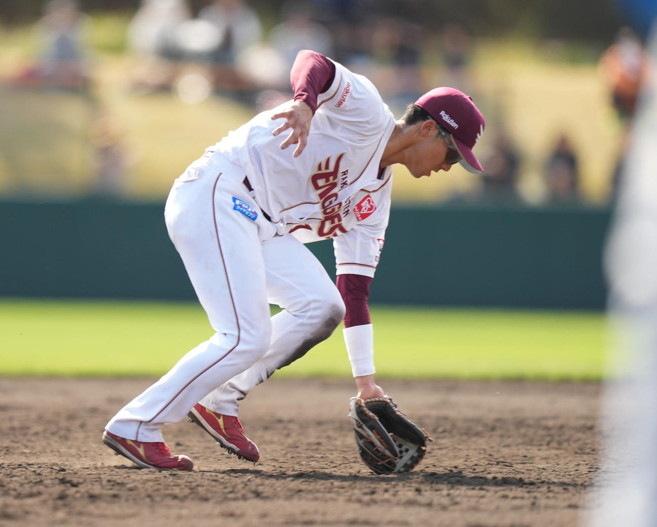 楽天対日本ハム　5回表日本ハム2死一、三塁、野村の打球を捕球し、遊ゴロに仕留める遊撃手宗山（撮影・鈴木みどり）