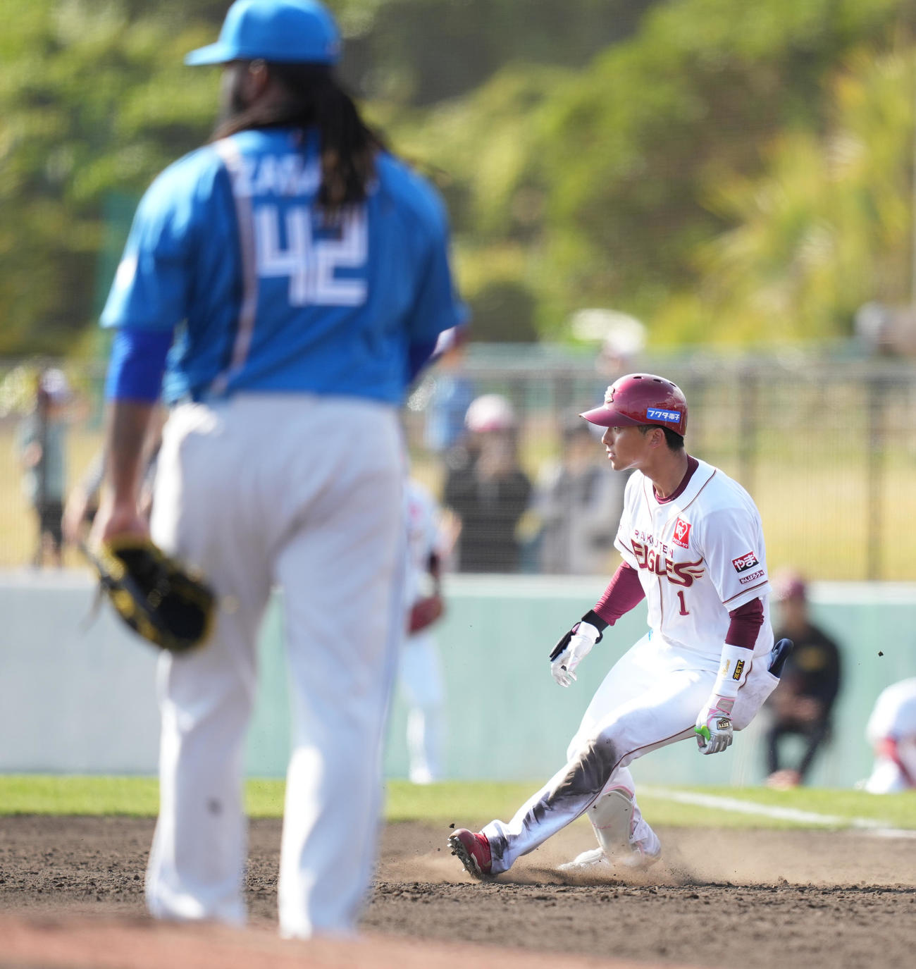 楽天対日本ハム　5回裏楽天無死、ザバラから中前打を放った宗山（撮影・鈴木みどり）