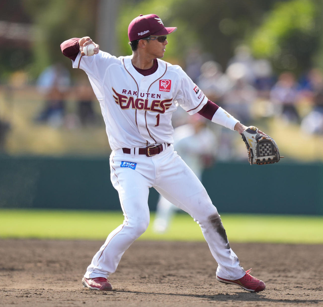 楽天対日本ハム　5回表日本ハム2死一、三塁、野村の打球を一塁へ送球し、遊ゴロに仕留める遊撃手宗山（撮影・鈴木みどり）