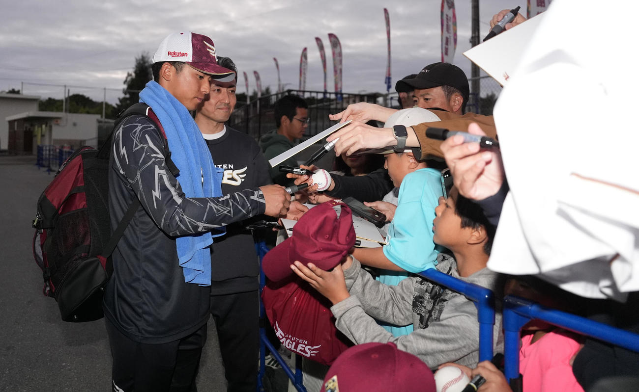 楽天対日本ハム　試合後、ファンにサインする楽天宗山（撮影・鈴木みどり）
