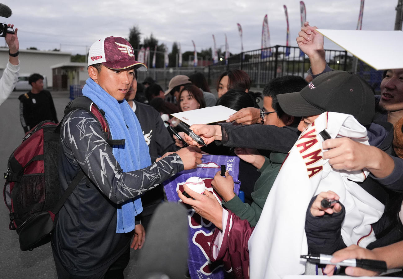 楽天対日本ハム　試合後、ファンにサインする楽天宗山（撮影・鈴木みどり）