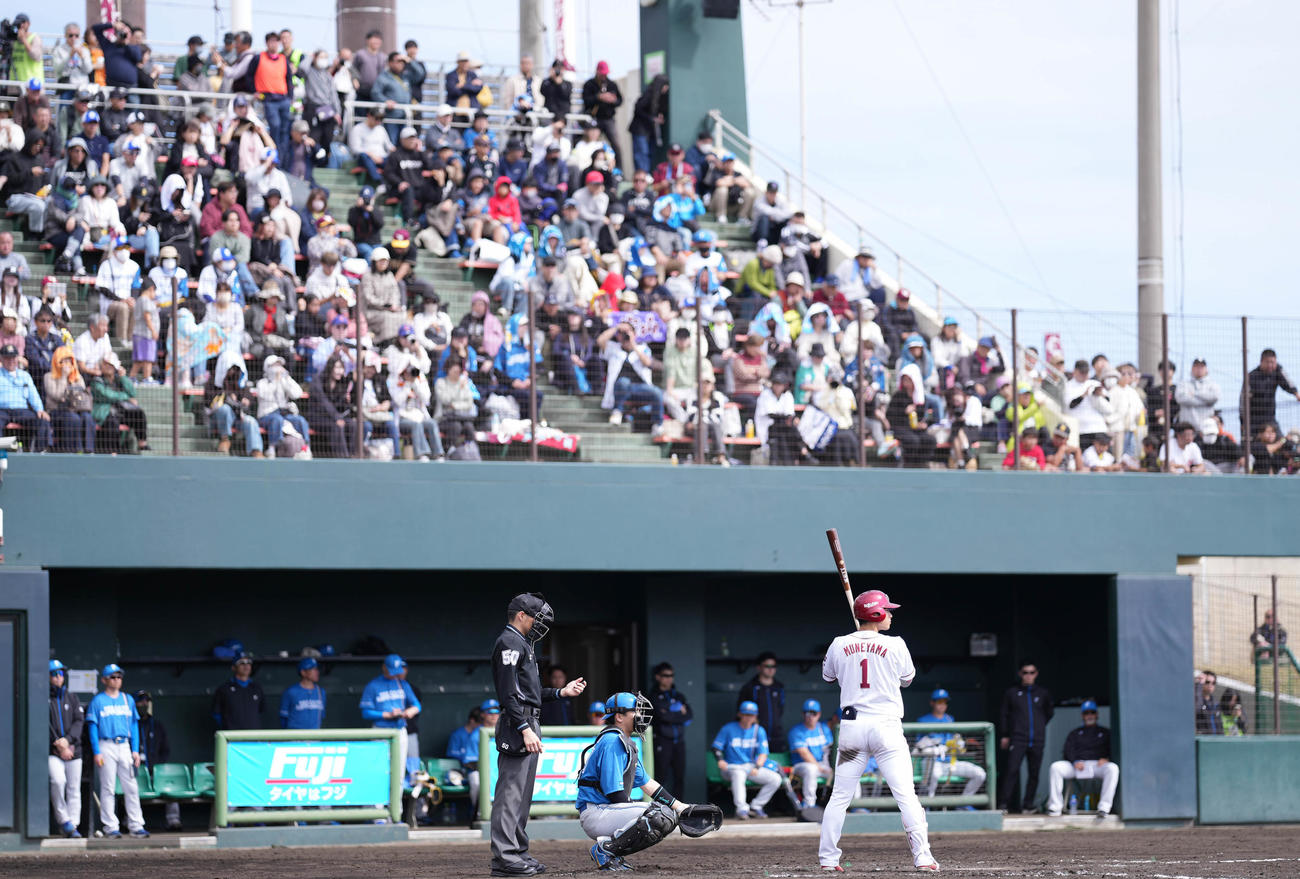 楽天対日本ハム　3回裏楽天1死、打席に立つ宗山（撮影・鈴木みどり）