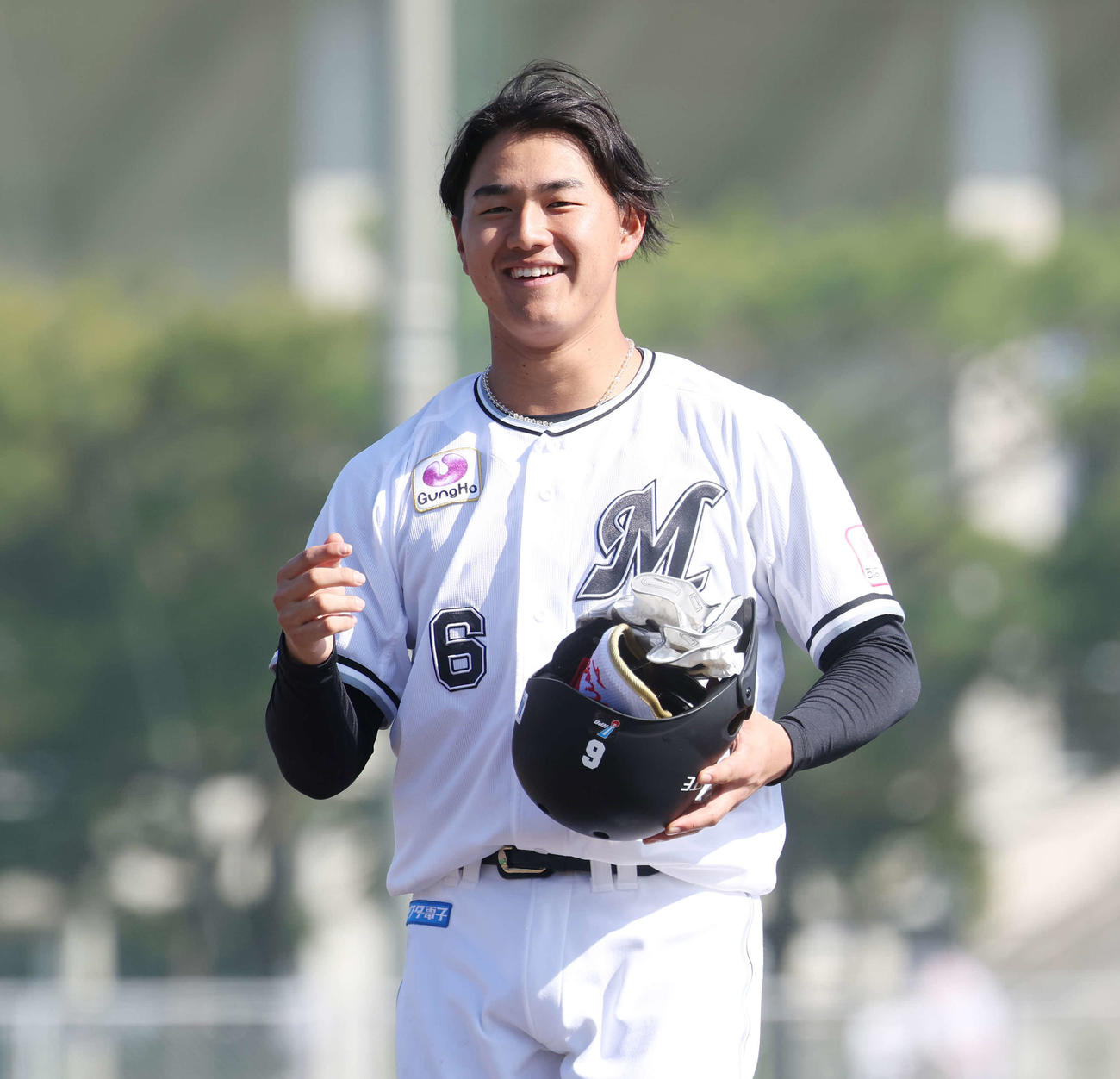 紅白戦後、笑顔を見せるロッテ西川（撮影・宮地輝）
