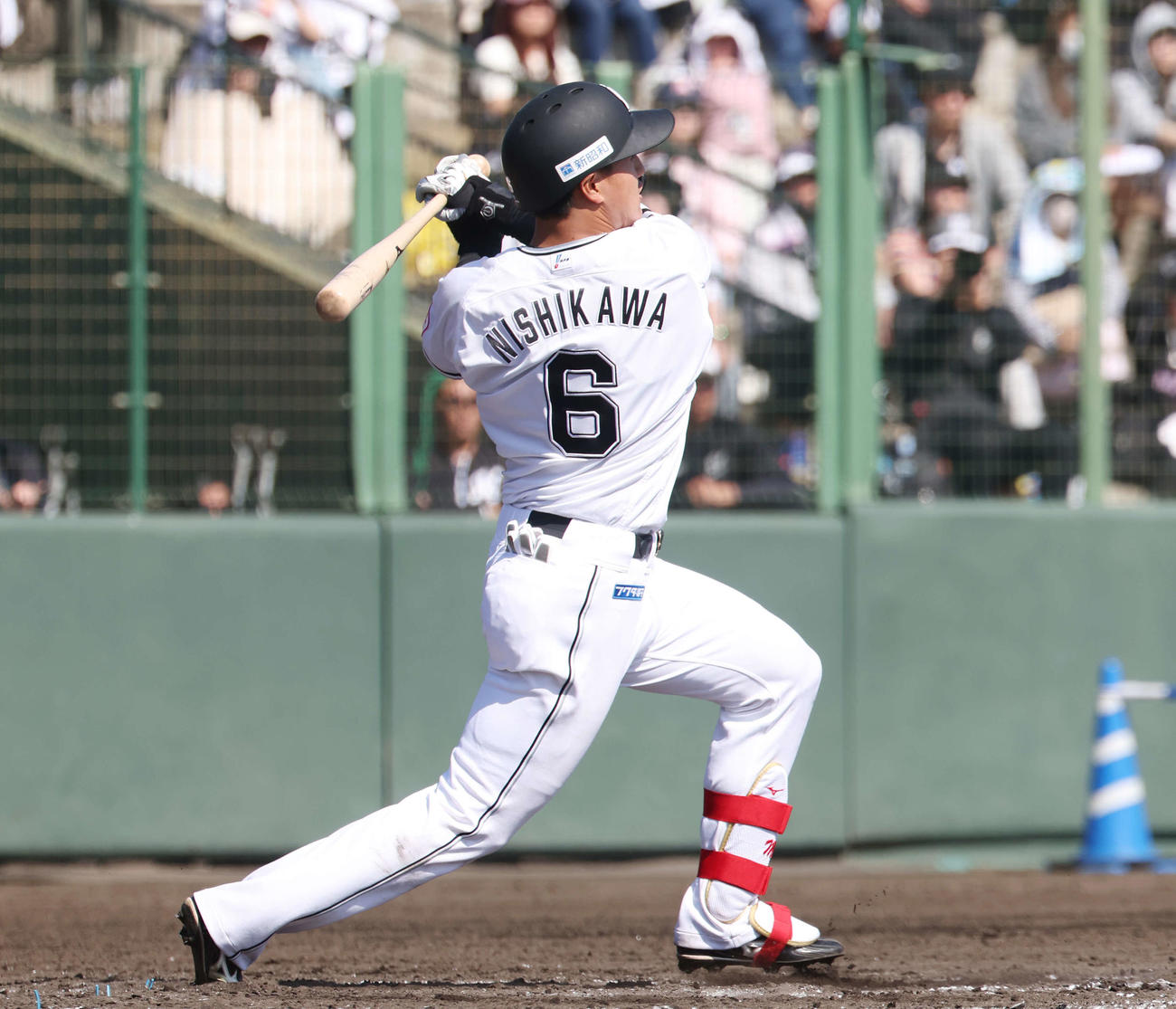 ロッテ紅白戦　4回裏白組無死、中前打を放つ西川（撮影・宮地輝）