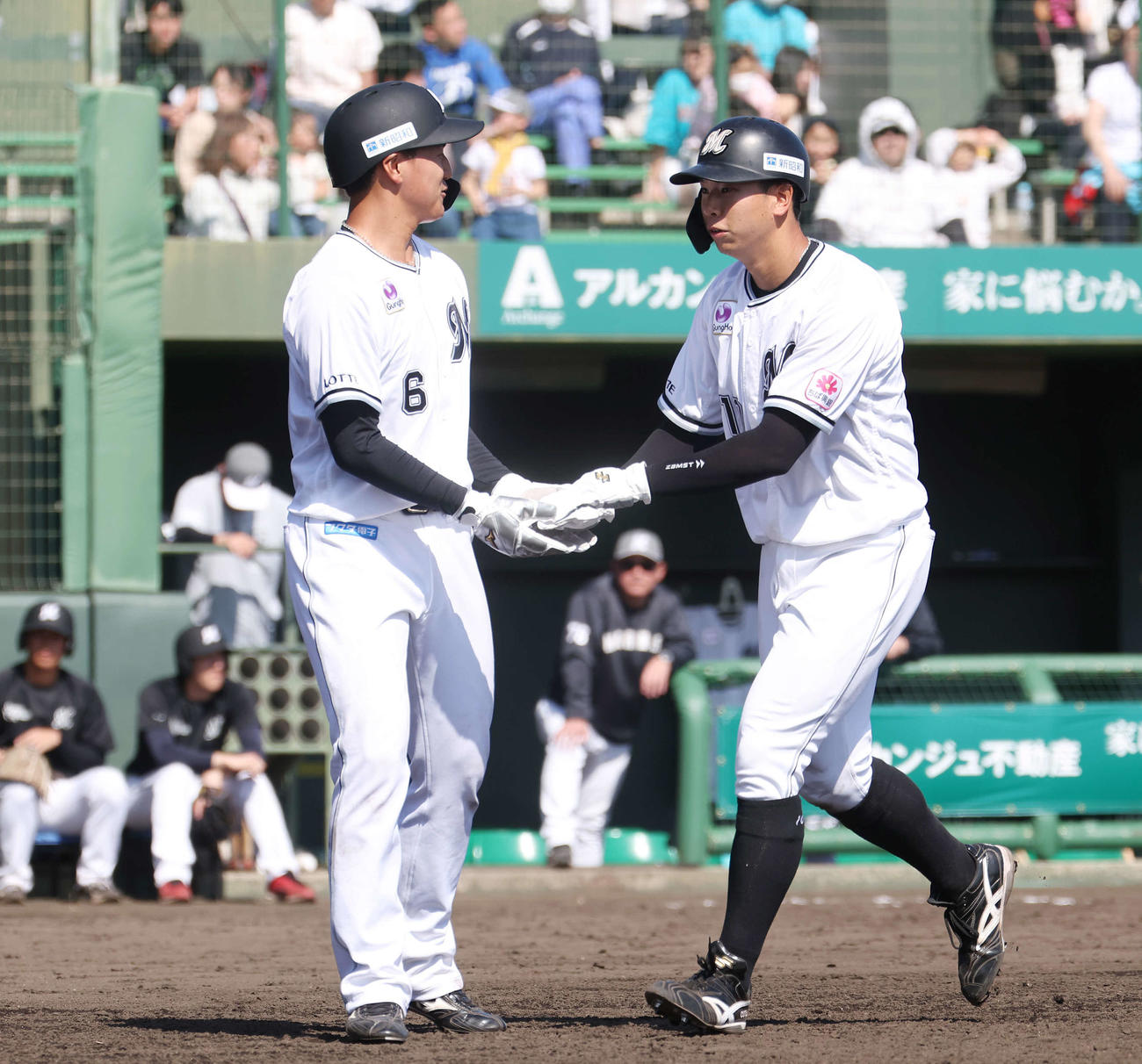 ロッテ紅白戦　4回裏白組1死二、三塁、暴投の間に生還しタッチする三塁走者西川（左）と二塁走者上田（撮影・宮地輝）