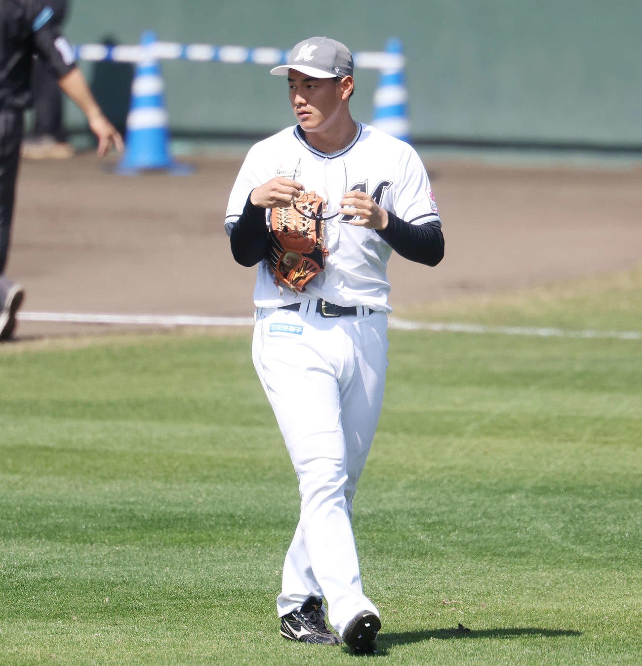 ロッテ紅白戦　左翼の守備に向かう西川（撮影・宮地輝）