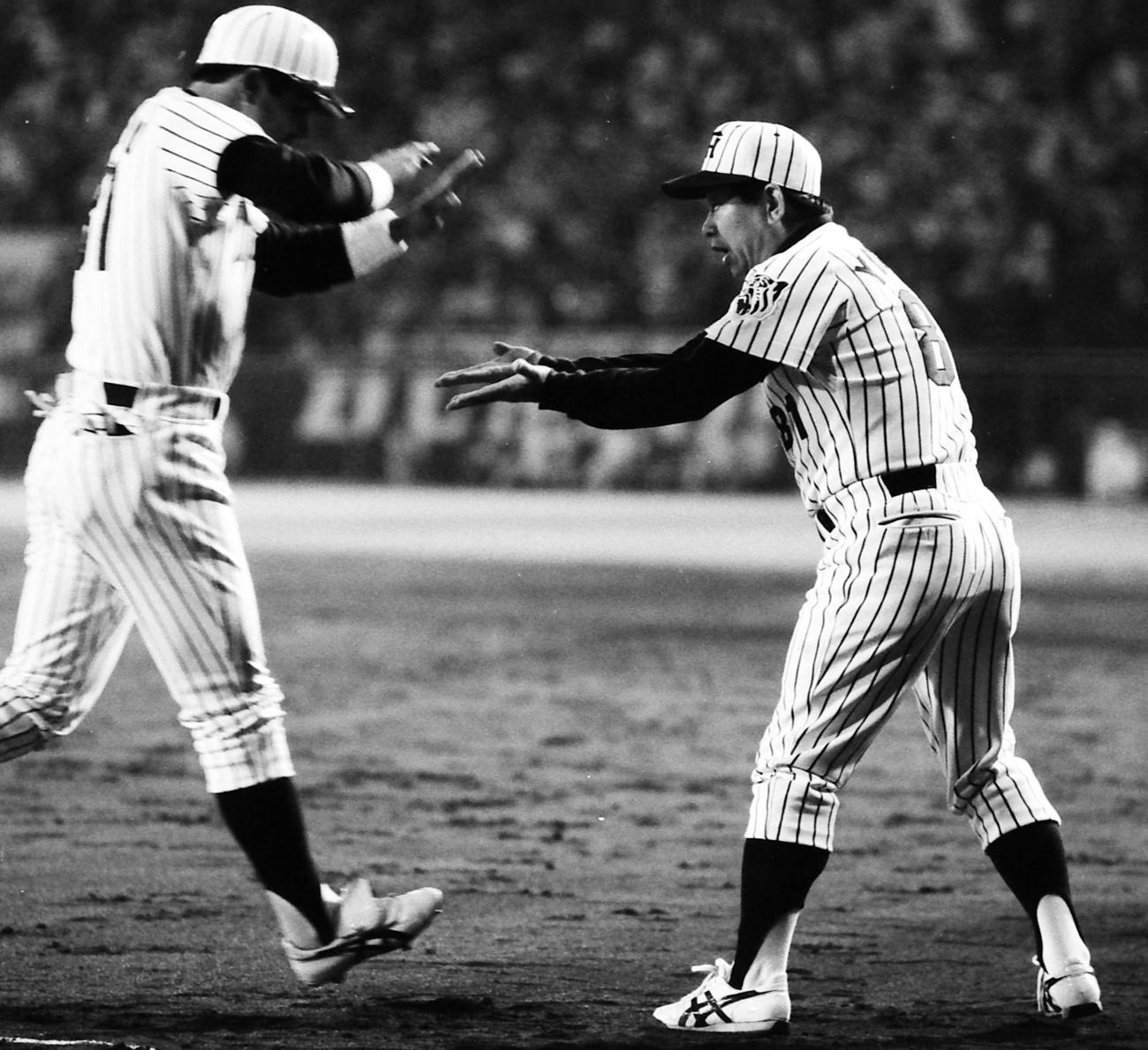 1985年4月、阪神対巨人2回戦　7回裏阪神、中越え本塁打を放った掛布雅之（左）を出迎える吉田義男監督