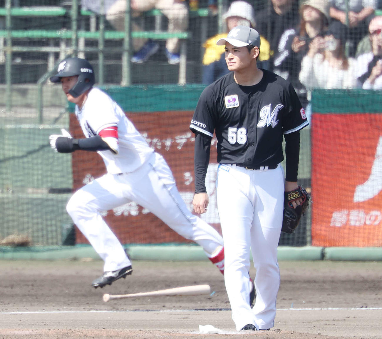 ロッテ紅白戦　1回裏白組無死、西川（左）を右飛に仕留める中森（撮影・宮地輝）