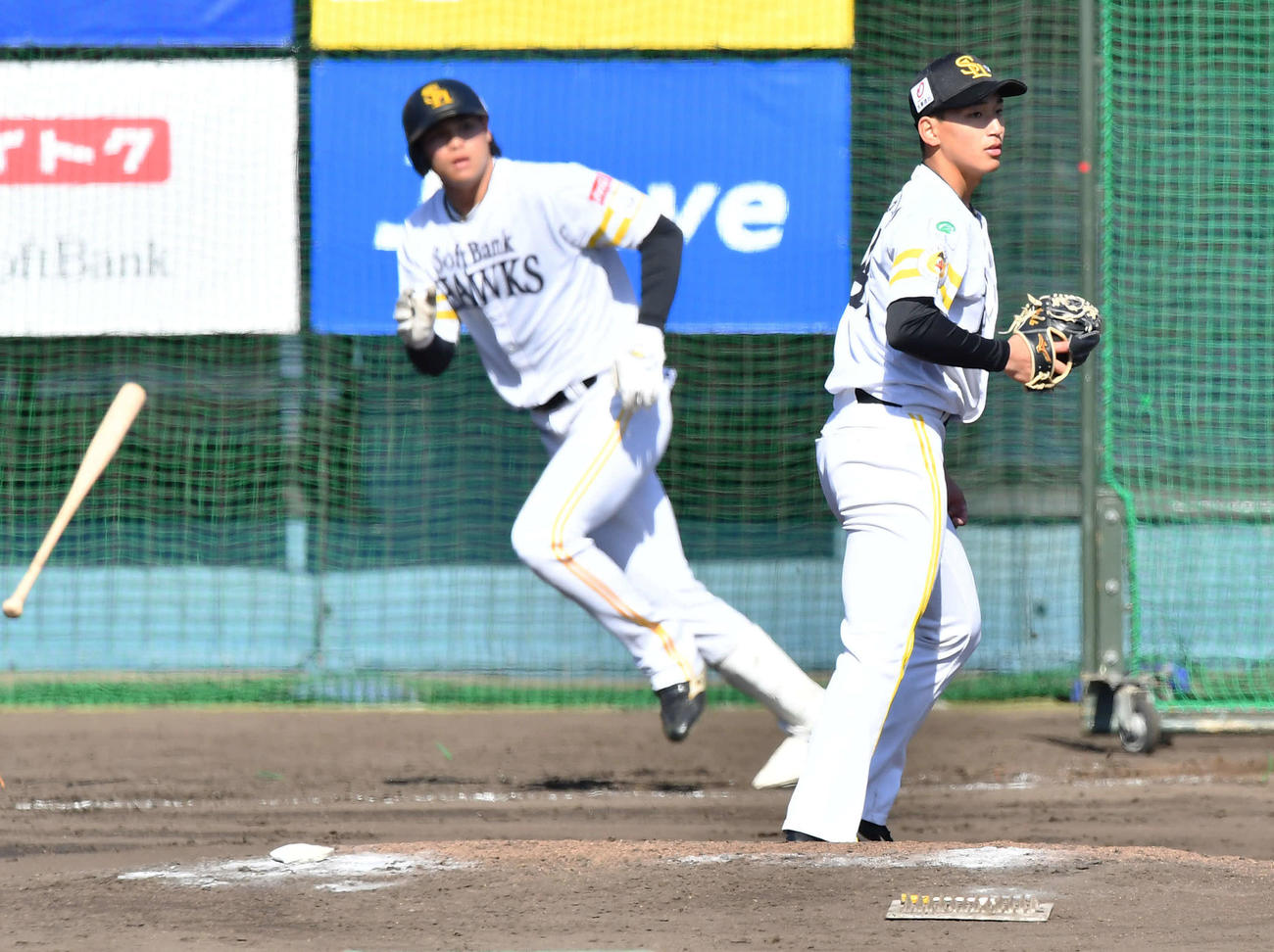 ライブBPで笹川（左）を左飛に抑えたソフトバンク前田悠（撮影・岩下翔太）