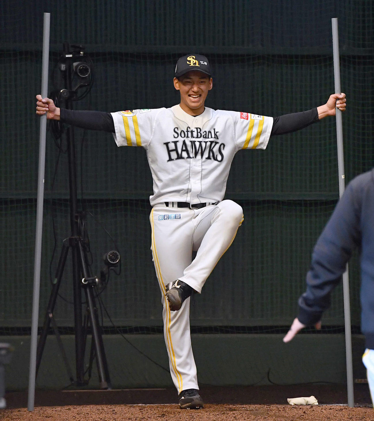 ライブBP後、笑顔で練習を行うソフトバンク前田悠（撮影・岩下翔太）