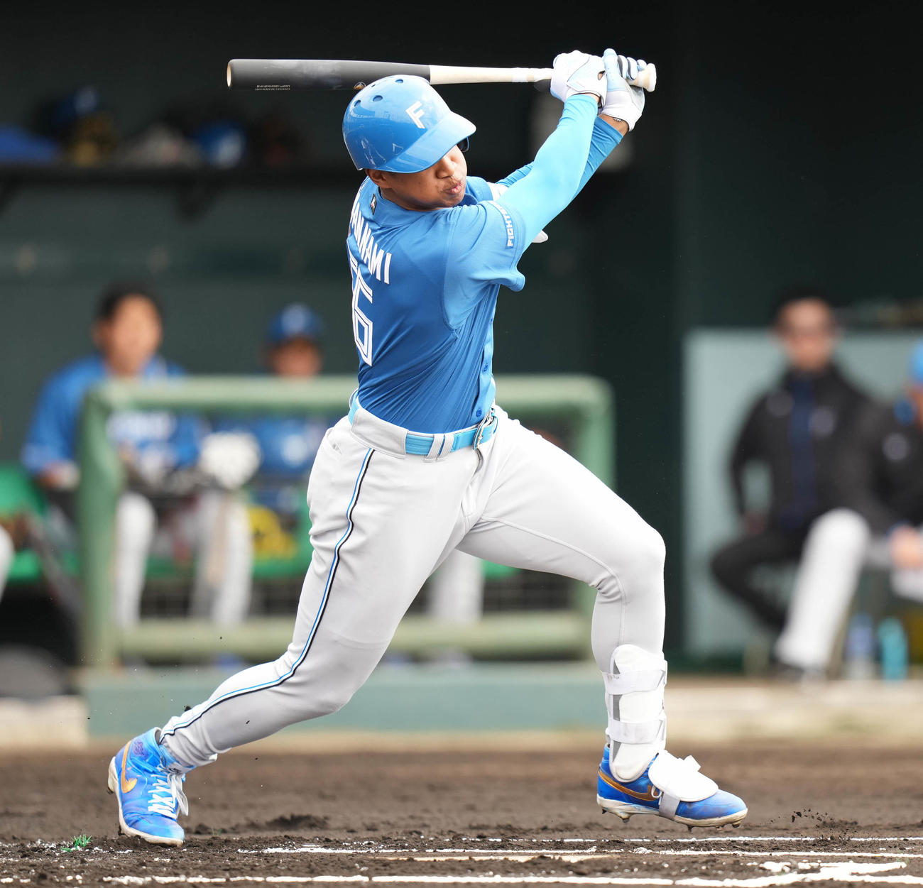 楽天対日本ハム　1回表日本ハム2死一、二塁、右前打を放つ万波（撮影・鈴木みどり）