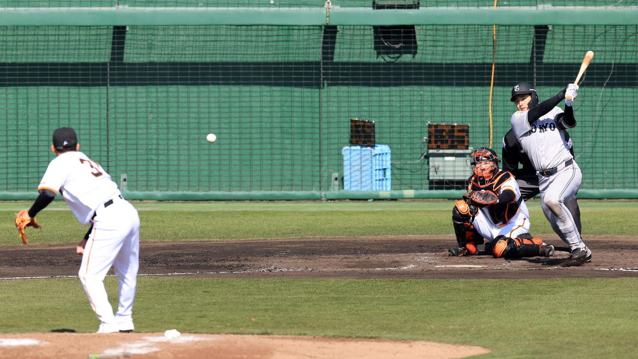 巨人紅白戦　4回表紅組無死、二塁ゴロに倒れる石塚。投手赤星（撮影・浅見桂子）