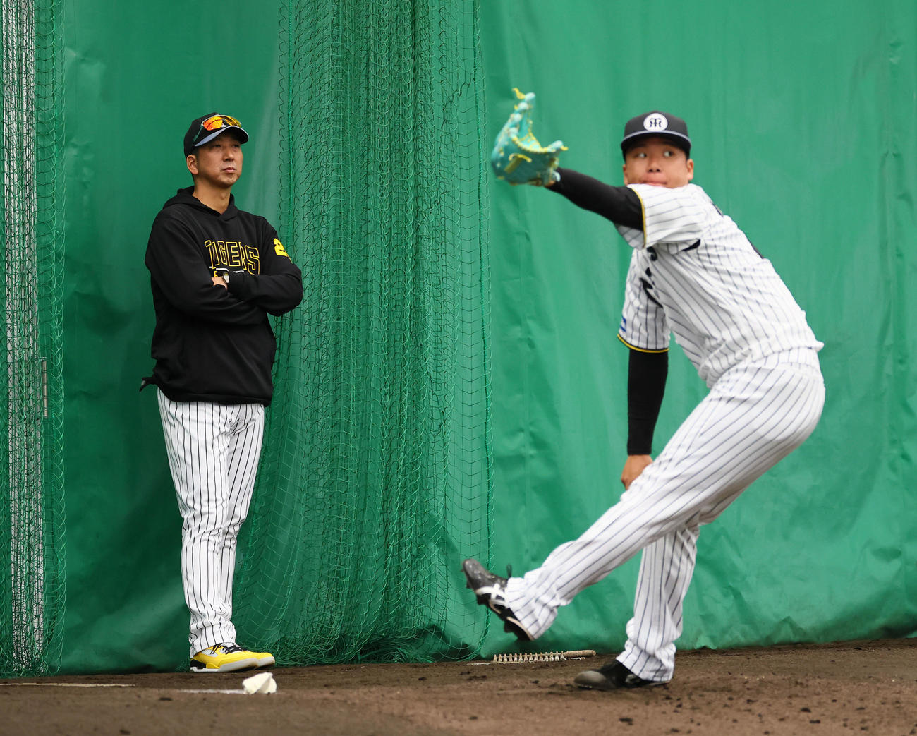 村上の投球練習を見つめる藤川監督（撮影・藤尾明華）