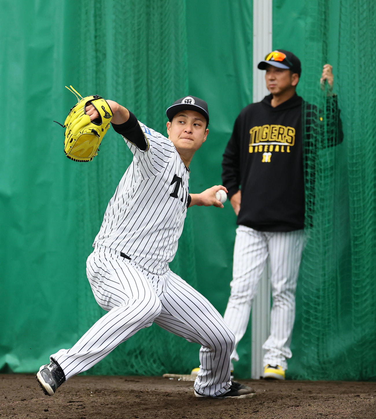 藤川監督（右）の前で投球する大竹（撮影・藤尾明華）