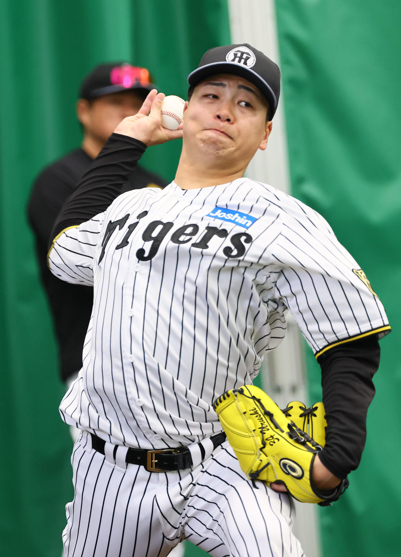 ブルペンで投球練習をする漆原（撮影・藤尾明華）