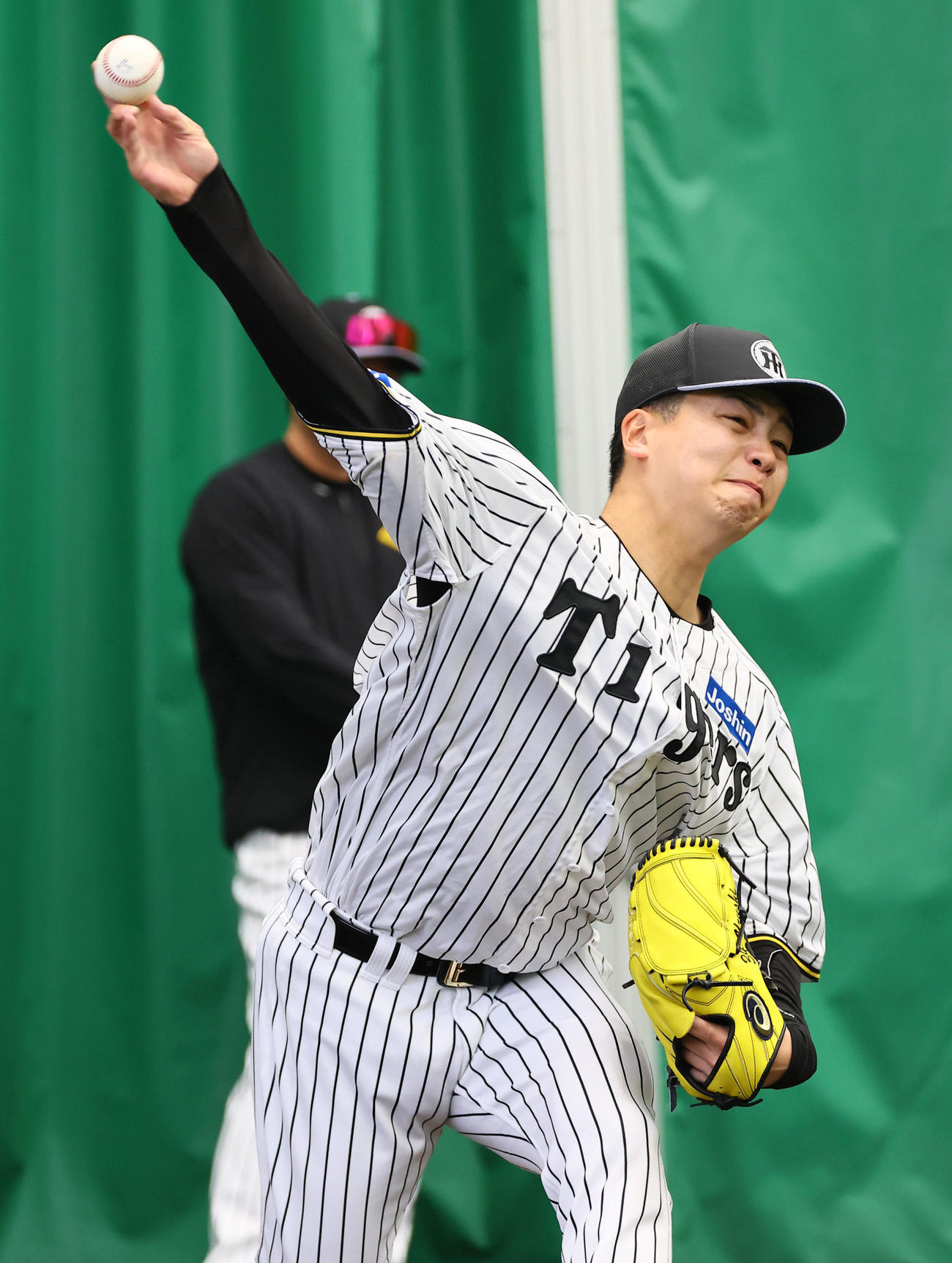 ブルペンで投球練習をする漆原（撮影・藤尾明華）