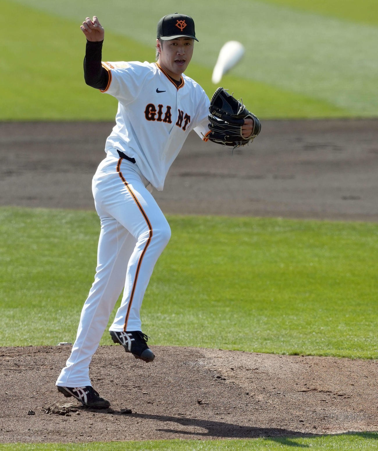 1回表紅組2死、岡本のバットをへし折り二ゴロに仕留める白組の先発西舘（撮影・たえ見朱実）