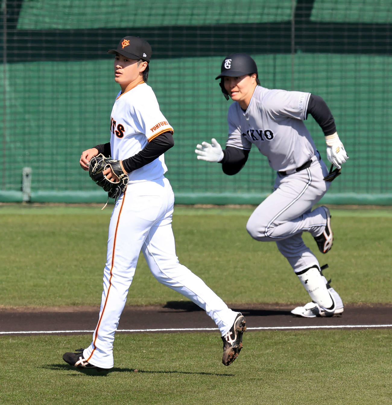巨人紅白戦　1回表紅組2死、中山（右）を二ゴロに仕留めた西舘（撮影・浅見桂子）