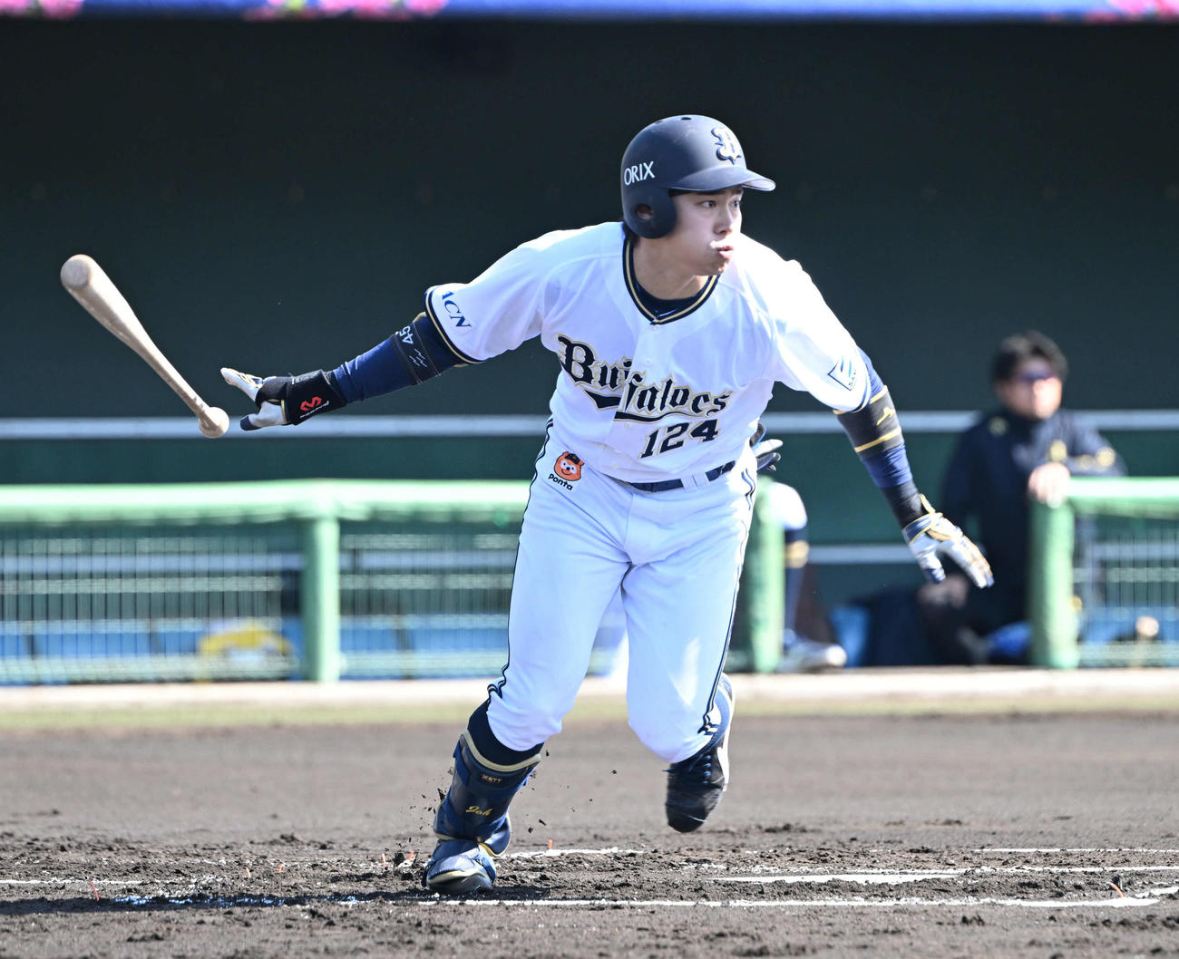 オリックス紅白戦、1回裏白組無死、遠藤は右前打を放つ（撮影・和賀正仁）