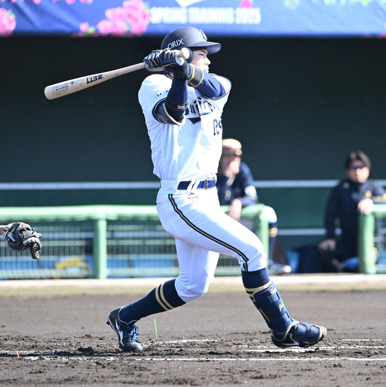 オリックス紅白戦、1回裏白組無死、右前打を放つ遠藤（撮影・和賀正仁）