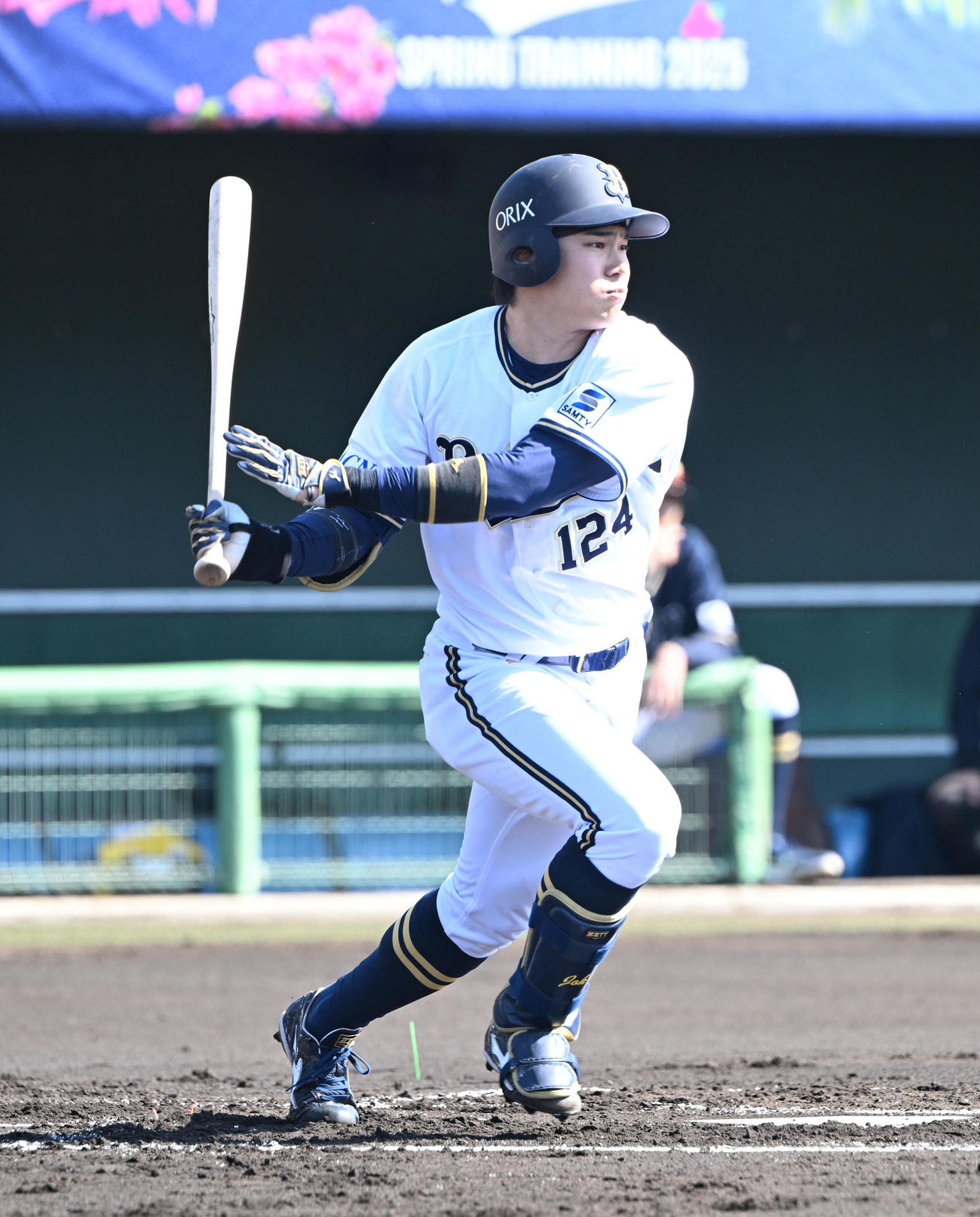 オリックス紅白戦、1回裏白組無死、右前打を放つ遠藤（撮影・和賀正仁）