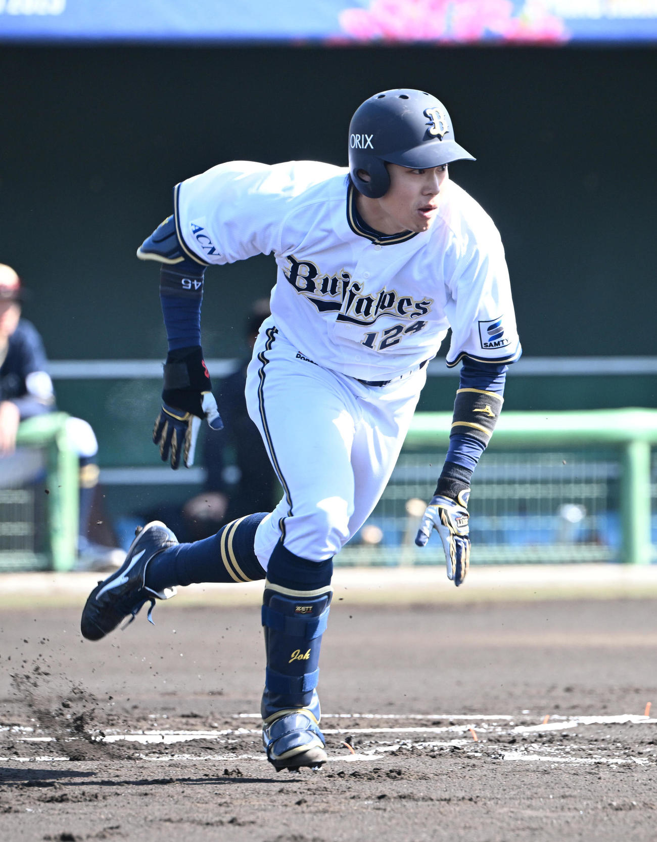 オリックス紅白戦、1回裏白組無死、右前打を放つ遠藤（撮影・和賀正仁）