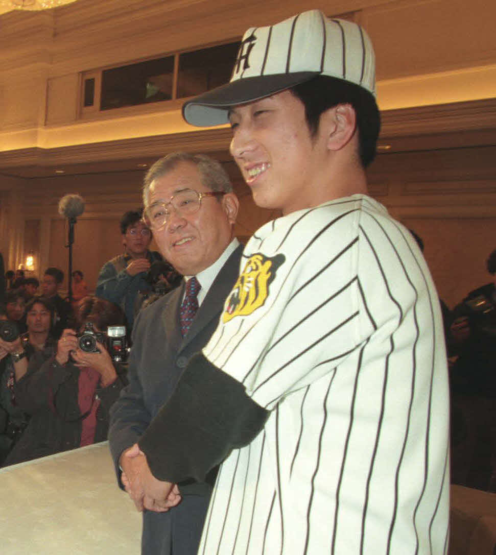 98年12月、阪神入団発表会見で握手を交わす野村監督と藤川